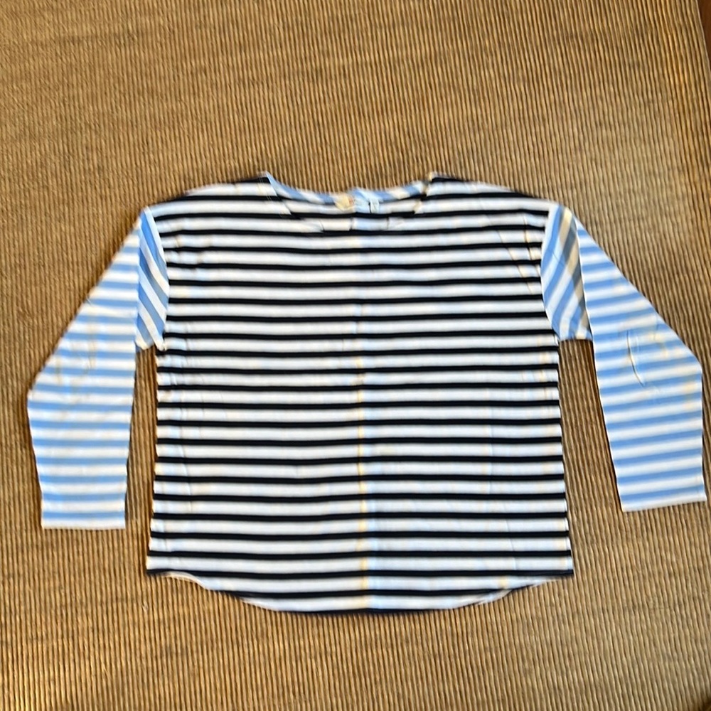 Great Vineyard Vine long sleeve top. Size L